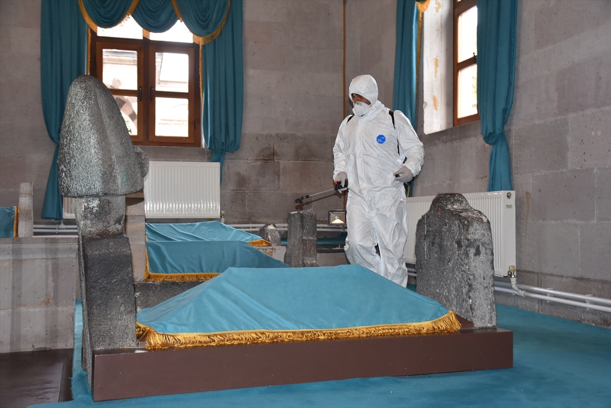 Kars'ta cemaatle ibadete ara verilen cami ve mescitler dezenfekte ediliyor