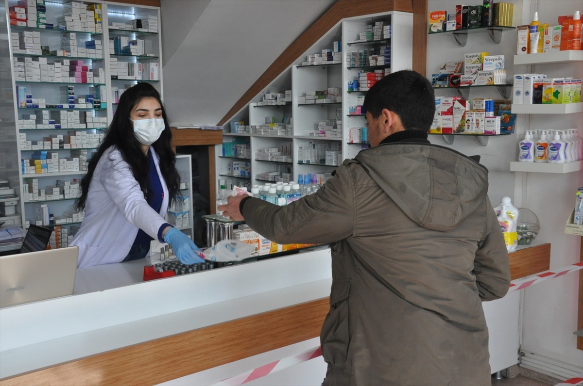 Kars'ta eczacıdan koronavirüse karşı şeritli önlem