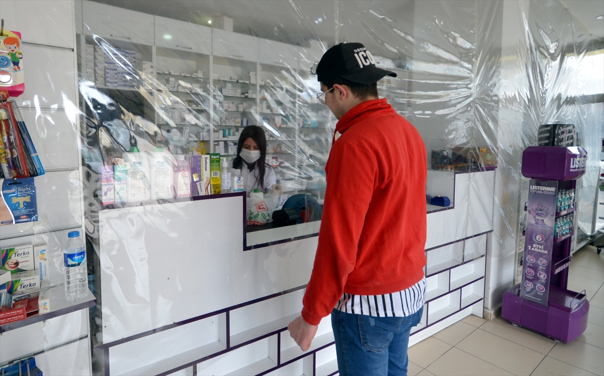 Kars'ta eczacıdan şeffaf branda ile koronavirüs önlemi