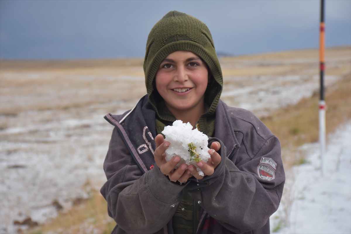 Kars'ta etkili olan dolu kent merkezini beyaza bürüdü