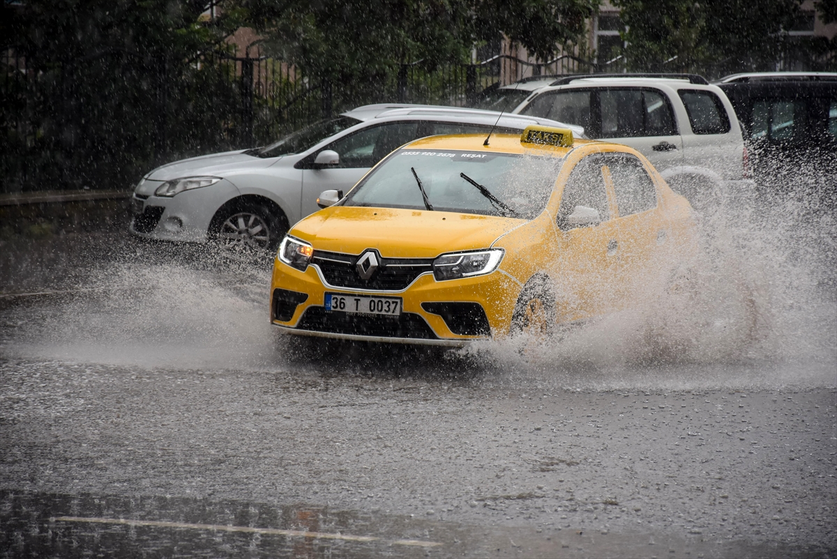 Kars'ta etkili olan sağanak sürücülere zor anlar yaşattı