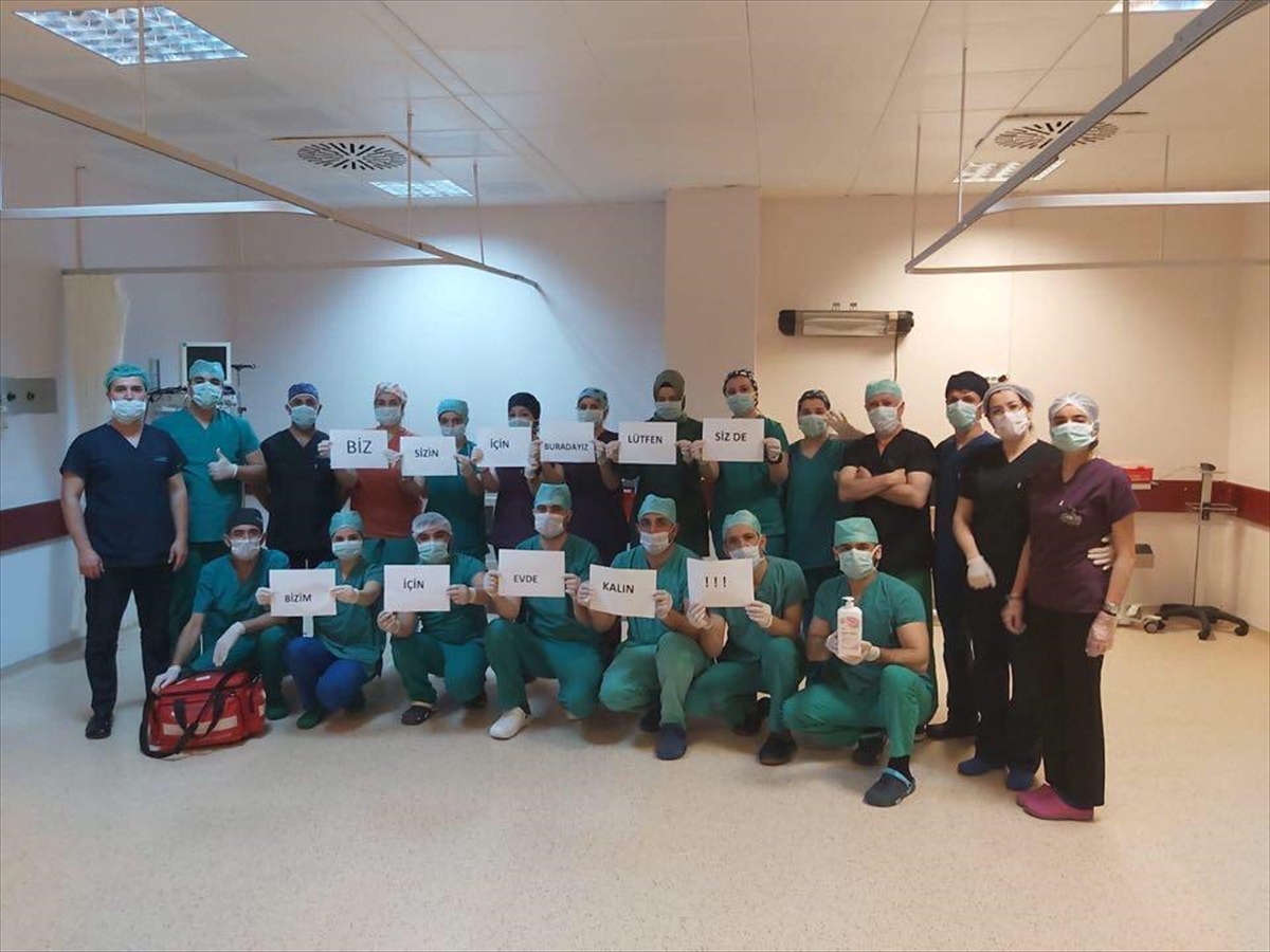 Kars'ta görevli sağlıkçılardan evde kalın mesajı