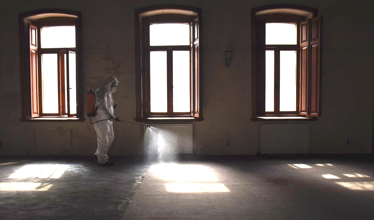 Kars'ta halkın yoğun kullandığı alanlar dezenfekte ediliyor