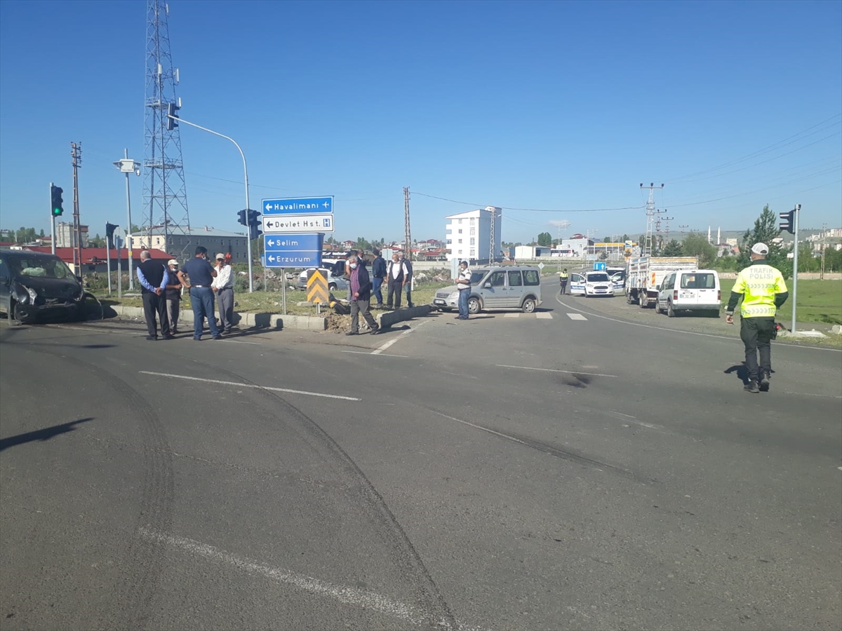 Kars'ta iki otomobilin çarpıştığı kazada bir aylık bebek öldü, 6 kişi yaralandı