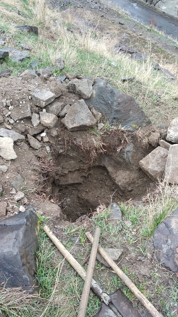 Kars'ta kaçak kazı yapan 2 kişi suçüstü yakalandı