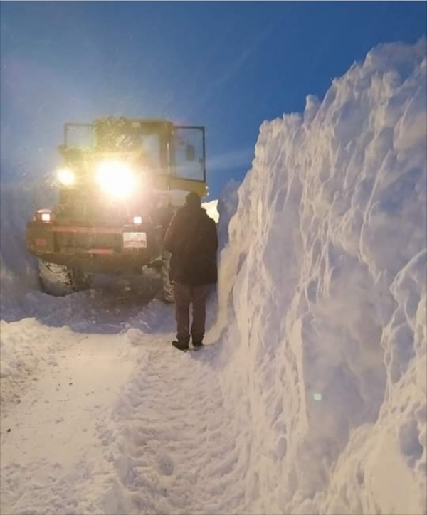 Kars'ta kar ve tipi nedeniyle kapanan 101 köy yolu ulaşıma açıldı