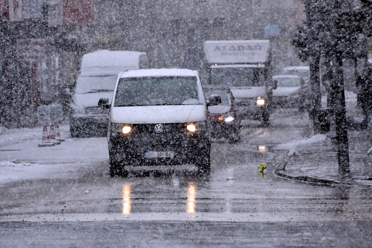 Kars'ta kar yağışı hayatı olumsuz etkiledi