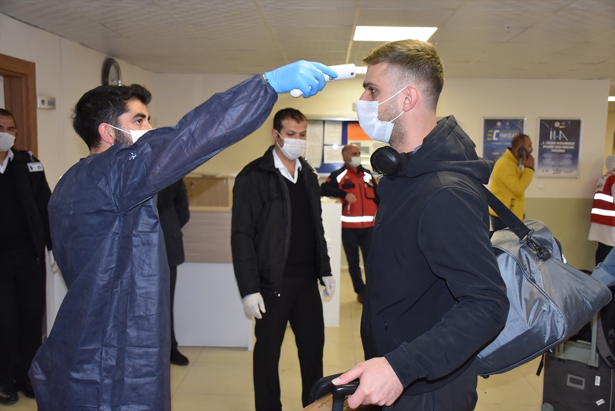 Kars'ta karantina süresi dolan 103 kişi evlerine uğurlandı