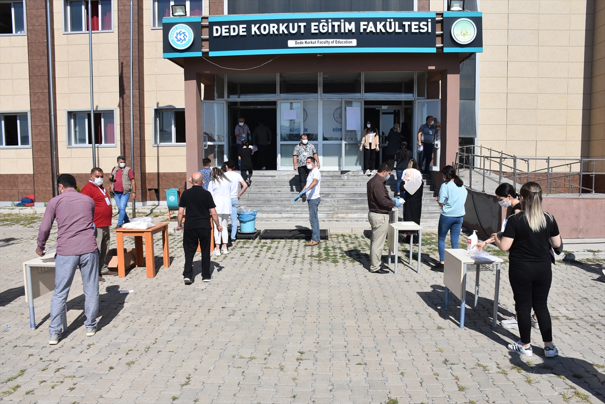 Kars'ta Kovid-19 testi pozitif olan 66 aday ayrı binada sınava alındı