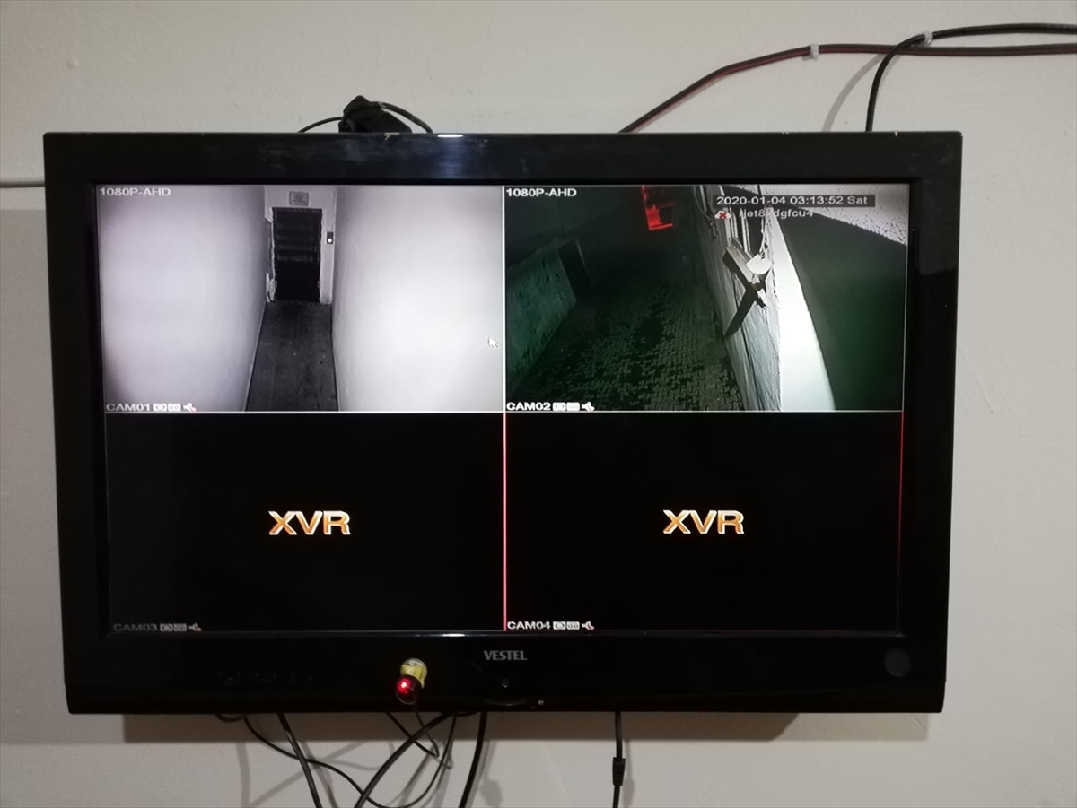 Kars'ta kumar oynarken polisi görünce çatıya saklanan 10 kişi yakalandı