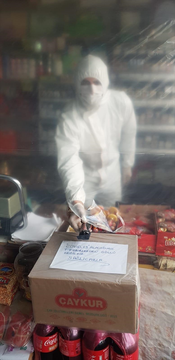 Kars'ta market işletmecisi, Kovid-19'a karşı şeffaf naylon ve tulum ile önlem aldı