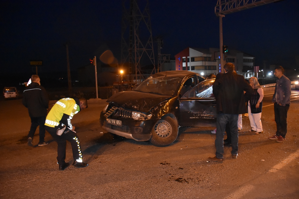 Kars'ta minibüs ile otomobil çarpıştı: 2 yaralı