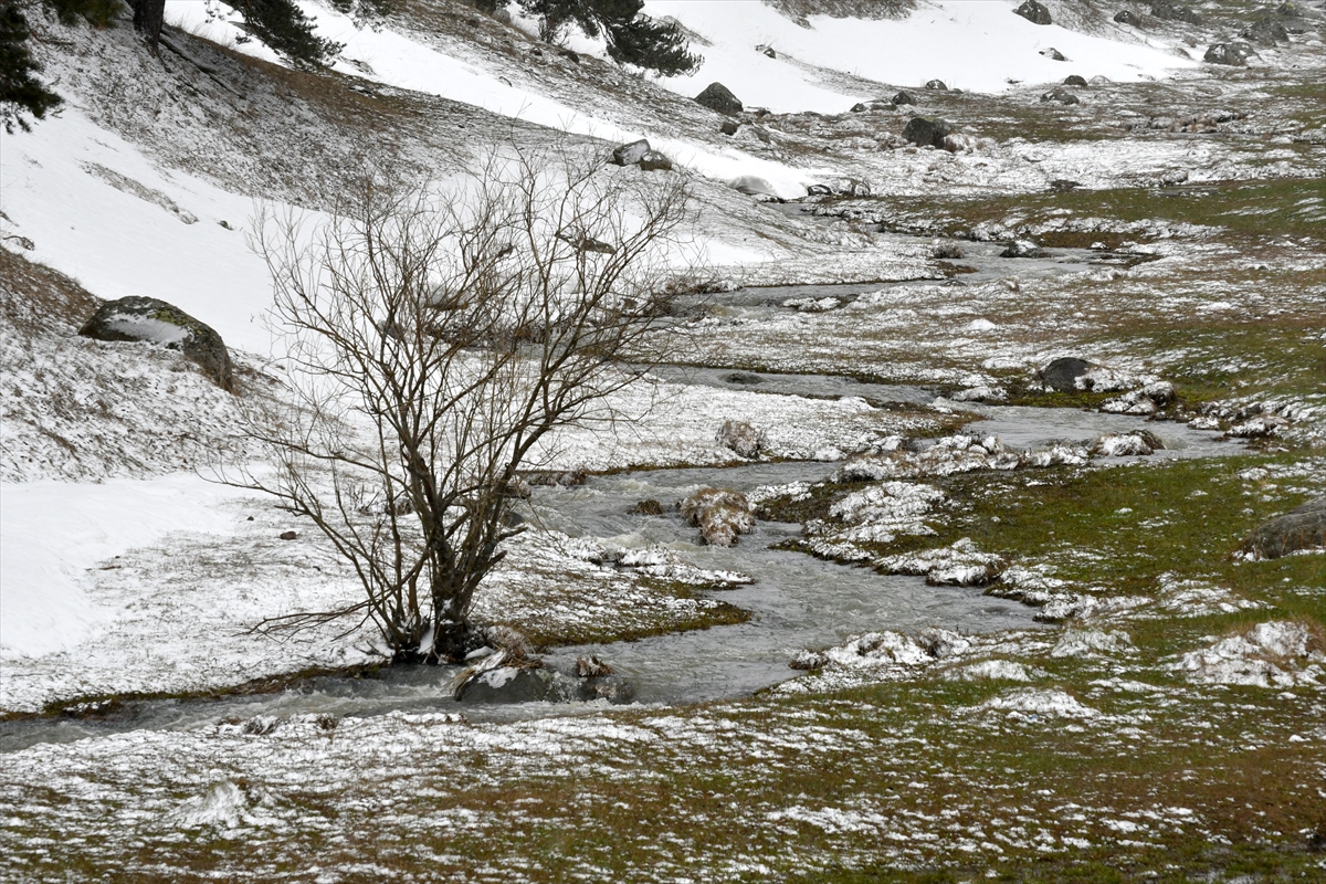Kars’ta nisanda yağan kar güzel manzaralar oluşturdu