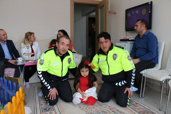Kars'ta polis memuru, hayatını kurtardığı minik Aysima'yı ziyaret etti