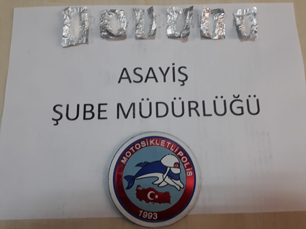 Kars'ta sokağa çıkma yasağına uymayan 20 yaş altı genç uyuşturucu ile yakalandı