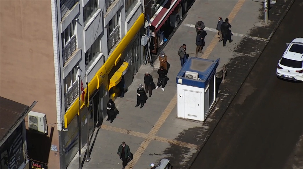 Kars'ta sosyal mesafe tedbirleri dronla kontrol edildi