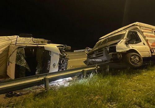 Karstaki kazada 3 kişi yaralandı, 1 büyükbaş hayvan telef oldu.
