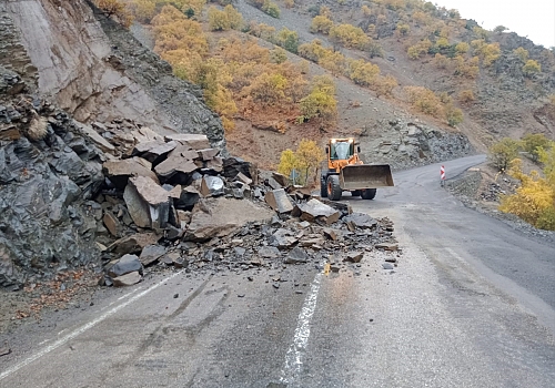 Kaya parçalarının düştüğü Tunceli-Ovacık kara yolu ulaşıma açıldı