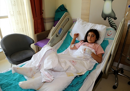 Kaynar su dolu çaydanlığın üzerine devrilmesiyle yanan çocuk Erzurum'da tedaviye alındı