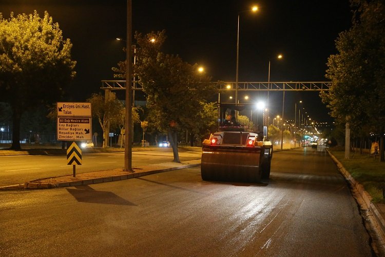 Kayseri Büyükşehir'dn asfaltta gece mesaisi