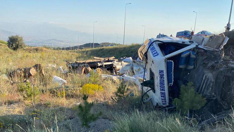 Kayseri'de saman yüklü kamyon devrildi: 3 ölü