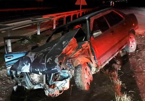 Kırıkkale’de kontrolden çıkan otomobilin bariyerlere çarpması sonucu meydana gelen kazada, iki kişi yaralandı
