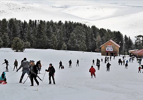 Kısıtlamadan muaf tutulan turistler Ardahan daki Yalnızçam'da kayak yapmanın keyfini yaşadı