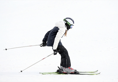 Kısıtlamadan muaf tutulan turistler Palandöken ve Cıbıltepe'de kayağın keyfini çıkarıyor