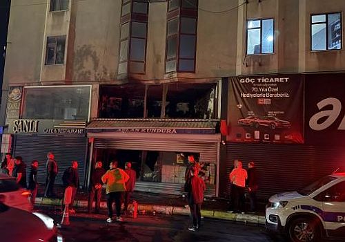 Küçükçekmece 6 katlı binanın giriş katındaki iş yerinde çıkan yangın söndürüldü.