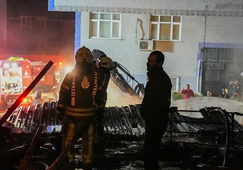 Küçükçekmece’de Geri Dönüşüm Deposunda Gece Yarısı Yangını