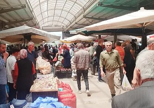 Kurban bayramının yaklaşmasıyla birlikte oluşan yoğunluk Ardahan daki Pazar esnafını sevindirdi