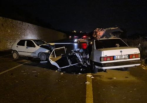 Kütahya’da Feci Kaza: İki Otomobil Kafa Kafaya Çarpıştı, 4 Yaralı