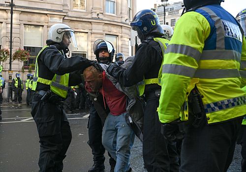 Londra’da aşırı sağcıların yürüyüşünde olaylar çıktı: 26 polis yaralı, 25 gözaltı
