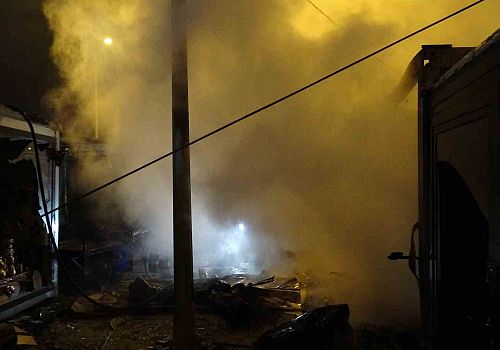 Malatya’da konteyner çarşısında gece yarısı çıkan yangında 1 kişi yaralandı