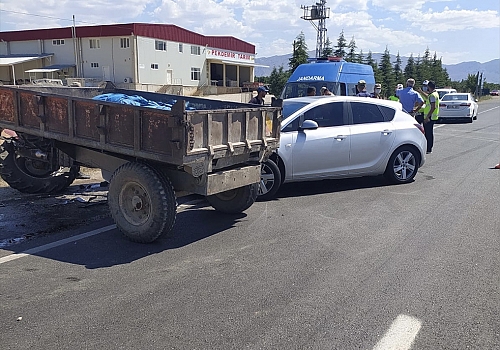 Malatya'da otomobil ile traktöre çarpıştı: 4 yaralı