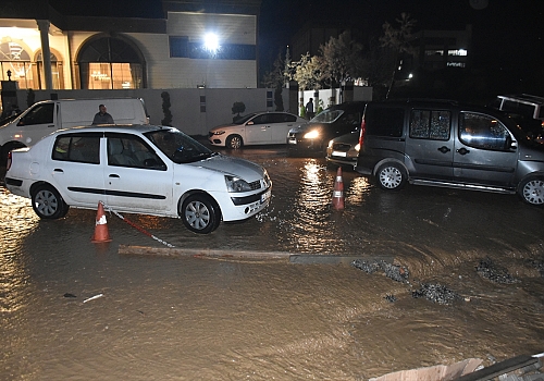 Malatya'da sağanak su baskınlarına neden oldu