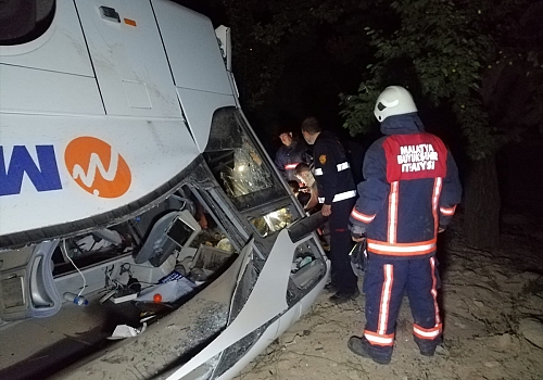 Malatya'da şarampole devrilen yolcu otobüsündeki 5 kişi yaralandı