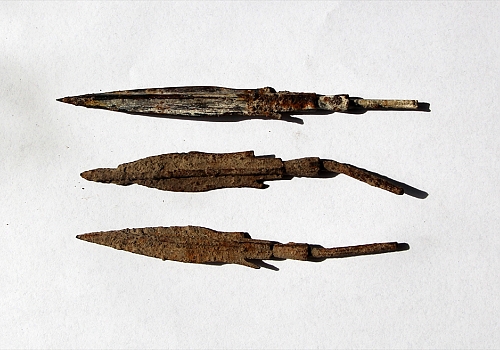 Malazgirt Savaşı alanının tespiti çalışmalarında ok ve mızrak uçları ile savaş aletleri bulundu