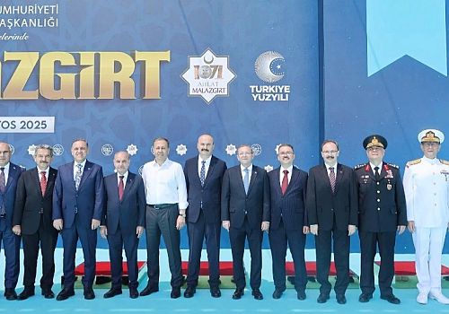 Malazgirt Zaferi Törenlerine Türkiye’nin dört bir yanından yoğun katılım olurken, Ardahan Valisi Hayrettin Çiçek de programa katıldı 