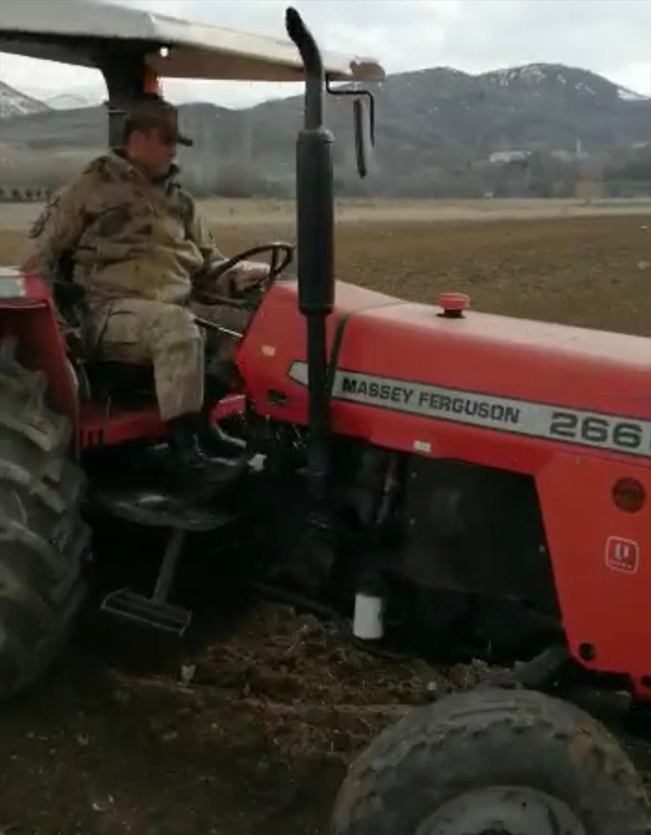 Mehmetçik, Kovid 19 nedeniyle evden çıkamayan yaşlı vatandaşın tarlasını sürdü