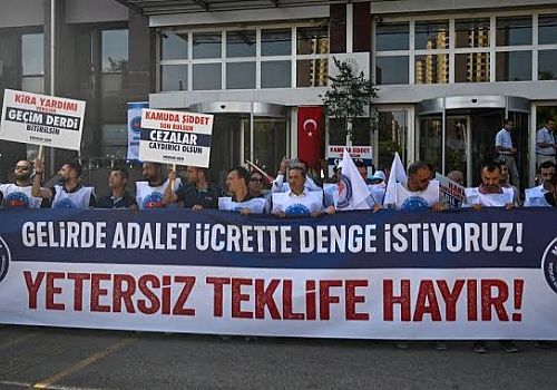Memur-Sen Ardahan Şubesi üyeleri, 8. Dönem Kamu Toplu Sözleşmesine ilişkin basın açıklaması yaptı