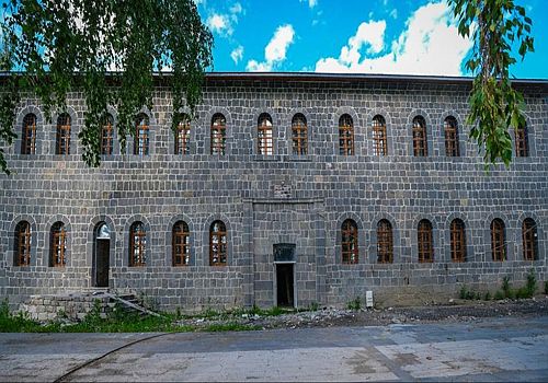 Millet Bahçesi’ndeki Bina, Ardahan Üniversitesi Güzel Sanatlar Fakültesi’ne Tahsis Edildi