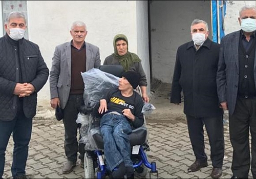 Milletvekili Arslan'dan iki engelliye akülü araç desteği
