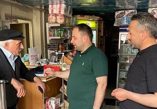 Milletvekili Kaan Koç, Ardahan merkezinde esnaflarla sohbetinde Millet Bahçesinin hizmete girdiğini, TOKİ Konutlarının ise ekim ayında teslim edileceğinin söyledi 