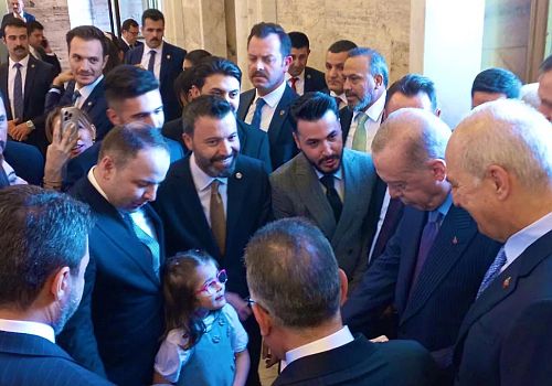 Milletvekili Kaan Koç, Cumhurbaşkanı Erdoğan’ı kızı ve oğluyla birlikte karşılayarak, sıcak ve samimi anlara sahne oldu.