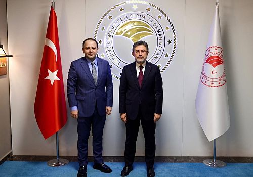 Milletvekili Kaan Koç, saha gözlemlerini ve üreticilerin beklentilerini Tarım ve Orman Bakanı İbrahim Yumaklı’ya aktardı.