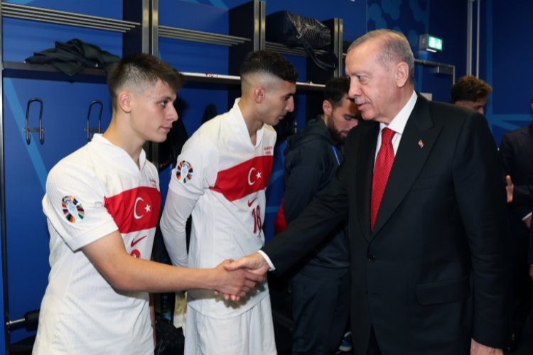 Cumhurbaşkanı Erdoğan Milli futbolcuları soyunma odasında ziyaret etti
