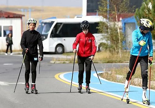 Milli Sporcular Ardahan’da Tekerlekli Kayak Antrenmanlarıyla Kışa Hazırlandı