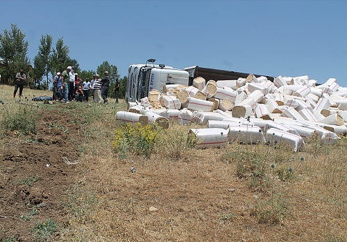 Muş'ta devrilen tırdaki samanı vatandaşlar topladı