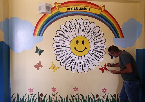 Muşlu elektrik ustası öğrenciler için gönüllü olarak sınıf duvarlarını renklendiriyor